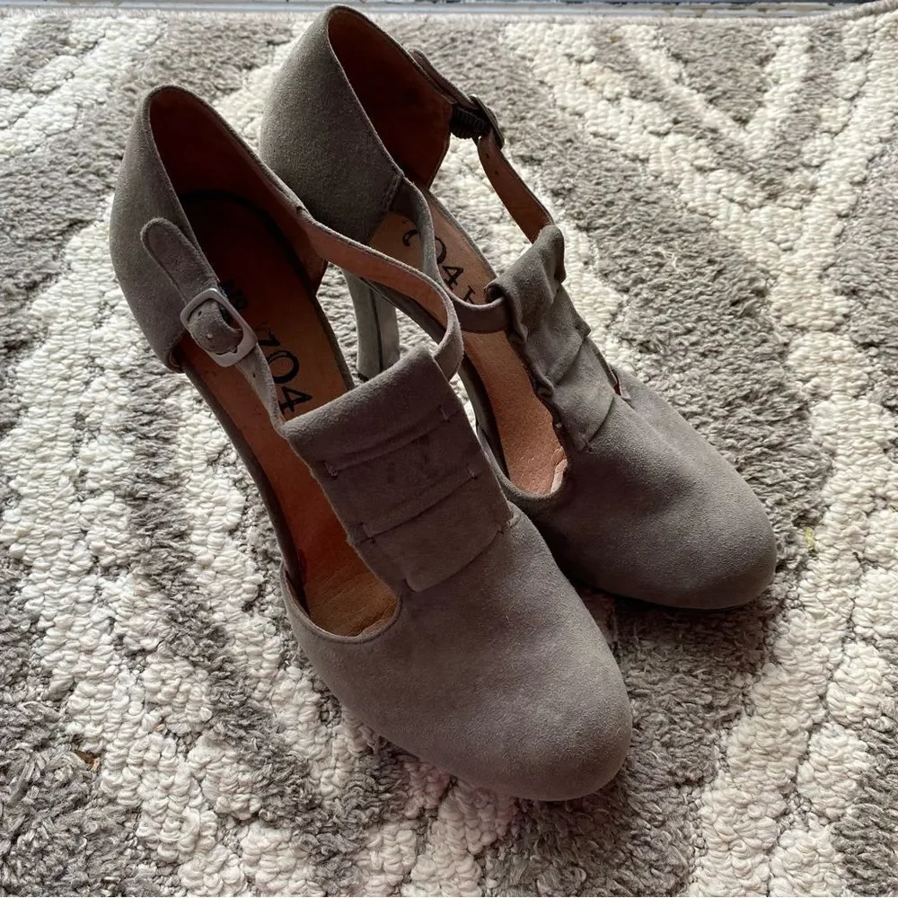 Anthropologie NO 704B Gray suede Emma round toe heels size 38